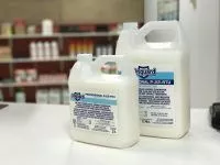 Bidons de produits exterminateurs en vente chez SOS Extermination, spécialiste en lutte antiparasitaire à Montréal. Solutions efficaces pour éliminer insectes et rongeurs.