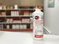 Produit antiparasitaire en bouteille dans une pharmacie.