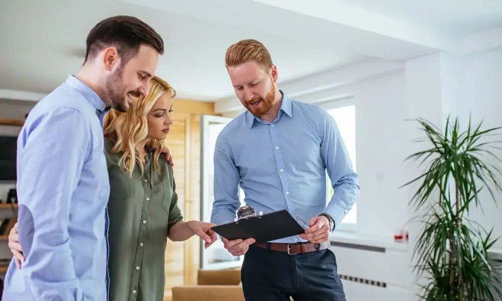 Pièces d'une maison avec experts en extermination de parasites pour la lutte contre les pests.